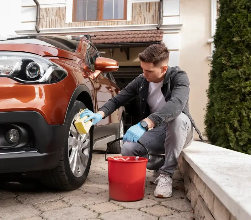 Lavage auto à domicile Soultzbach-les-Bains : professionnel intervenant sur un véhicule